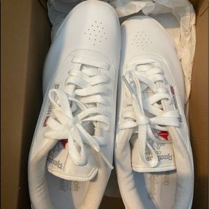 New never worn Reebok classics. Princess woman femmes size 8.5